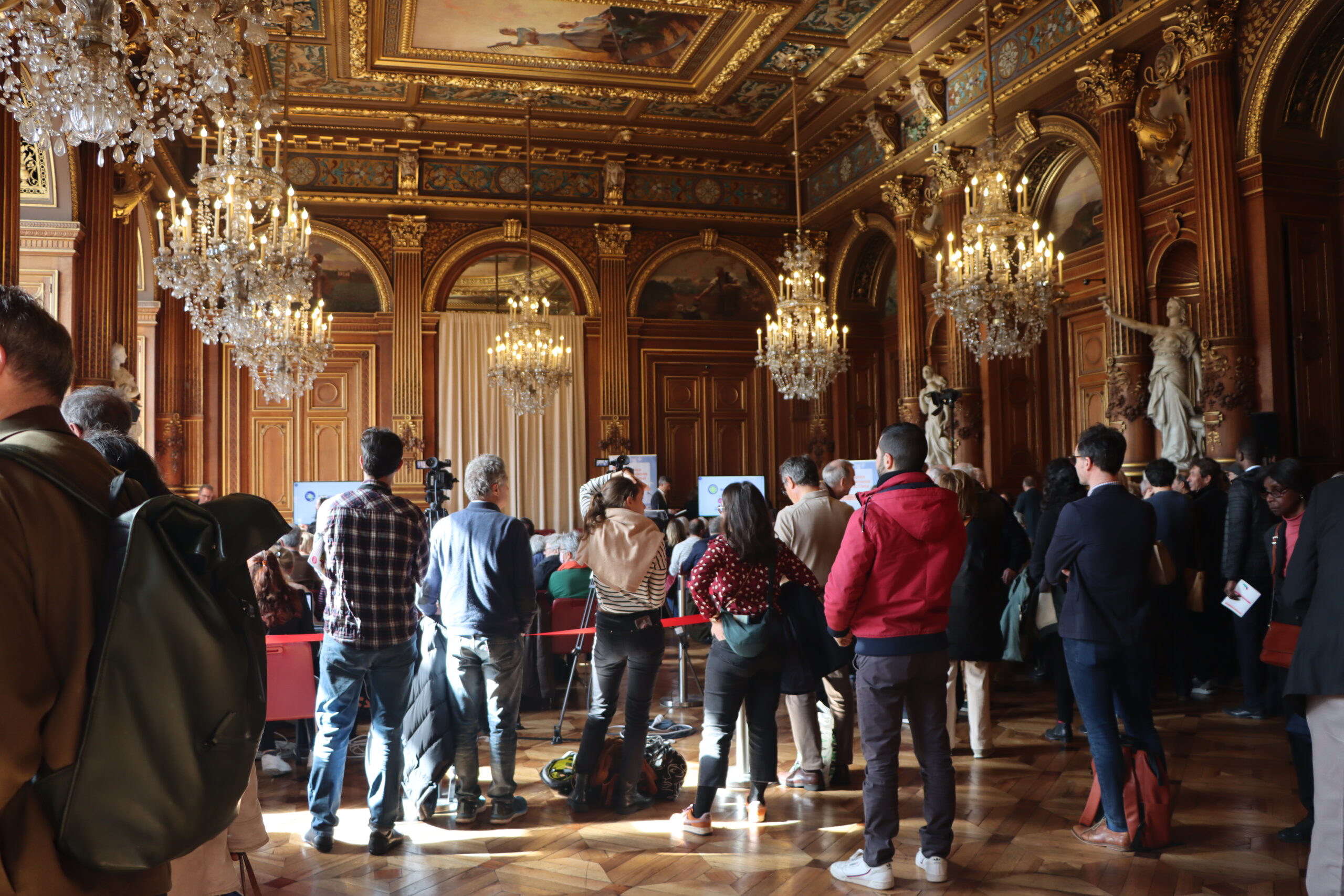 Le public attend une conférence sur le Forum Habiter Durable